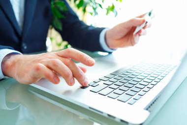 Bilgisayar ve kredi kartı kullanarak eller