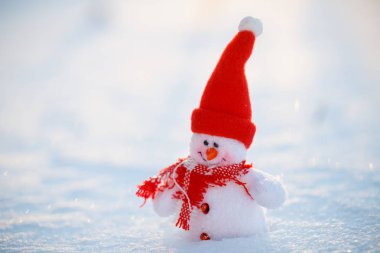 Noel mutlu kardan adam kışın ayakta manzara. Kar backgr