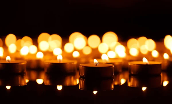 Velas encendidas con poca profundidad de campo —  Fotos de Stock