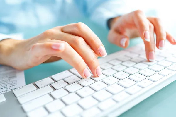 Woman office worker typing on the keyboard — Stock Photo, Image