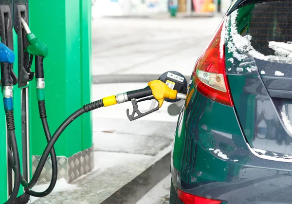 Rifornimento auto su un distributore di benzina in inverno — Foto Stock