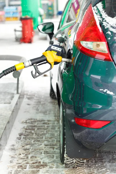 Reabastecimento de carro em um posto de gasolina no inverno — Fotografia de Stock