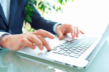 Bilgisayar ve kredi kartı kullanarak eller