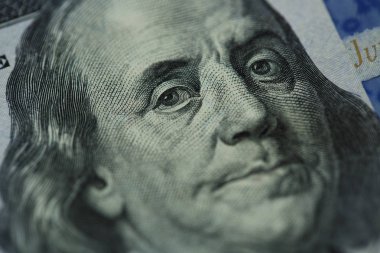 Benjamin Franklin'in portresi yüz dolarlık banknot üzerinde
