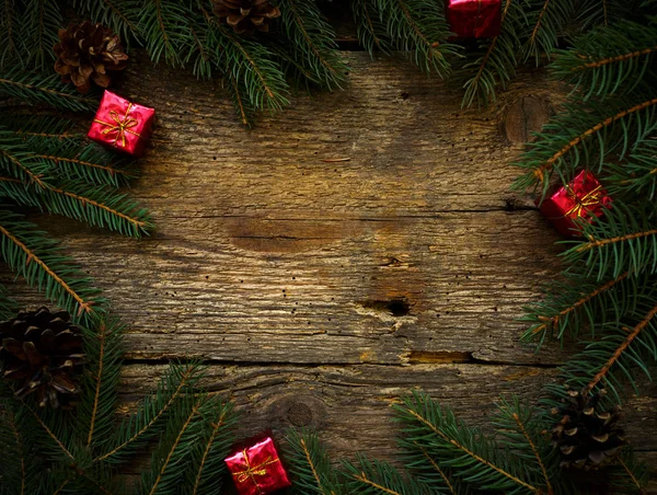 Boże Narodzenie gałęzie z ozdób świątecznych na drewniane tex — Zdjęcie stockowe