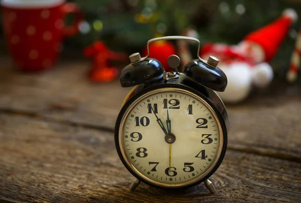 Reloj despertador vintage sobre fondo navideño — Foto de Stock