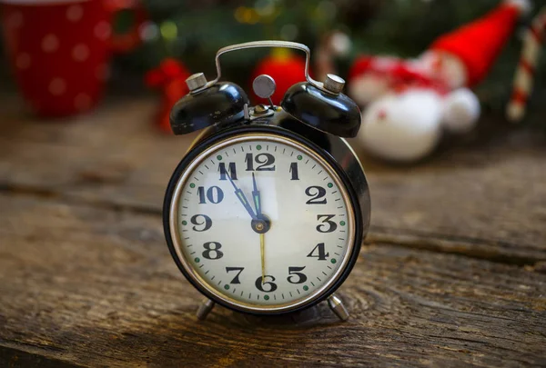 Reloj despertador vintage sobre fondo navideño —  Fotos de Stock