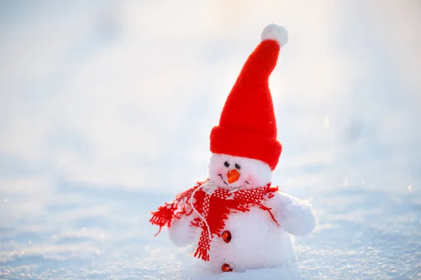 Glücklicher Schneemann, der in der Winterweihnachtslandschaft steht. — Stockfoto