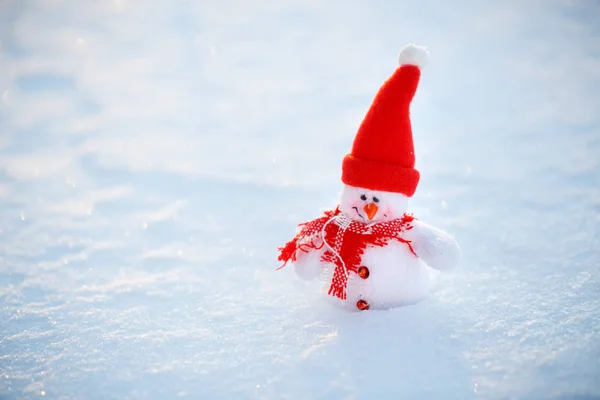 Glücklicher Schneemann, der in der Winterweihnachtslandschaft steht. — Stockfoto