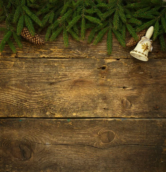 Гілки ялинки з шишками та різдвяні прикраси на — стокове фото