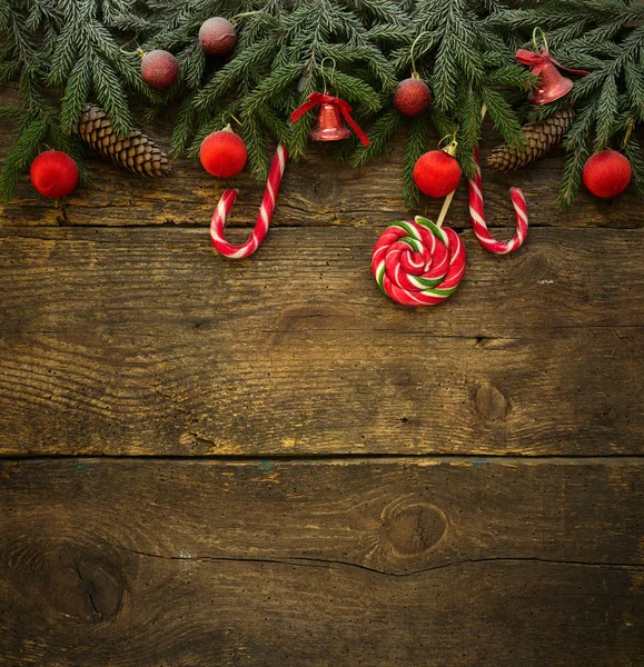 Bordo di Natale con rami di abete, coni, decora di Natale — Foto Stock