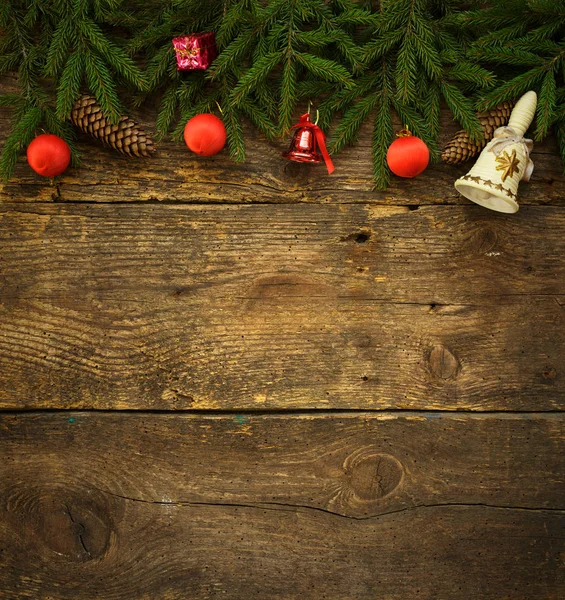 Noel ağacı dalları ile koni ve Noel süsleri — Stok fotoğraf