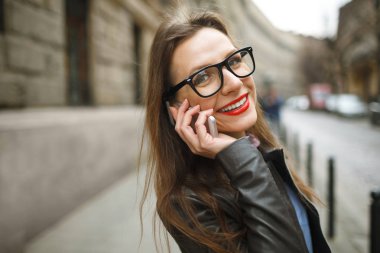 Akıllı pho konuşurken sokakta yürürken işkadını