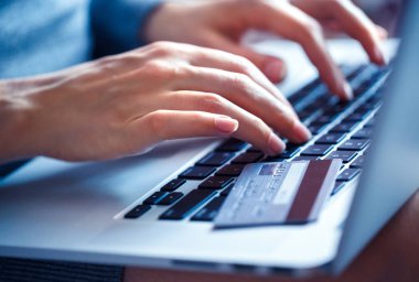 Laptop ve kredi kartı kullanmadan eller