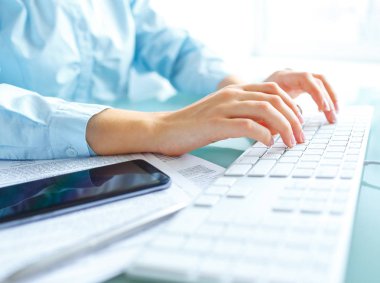 Klavyede yazarak işçisi kadın ofis