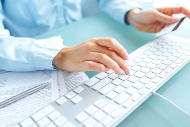 Bilgisayar ve kredi kartı kullanarak eller