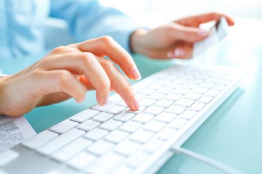 Bilgisayar ve kredi kartı kullanarak eller