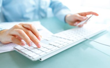 Bilgisayar ve kredi kartı kullanarak eller