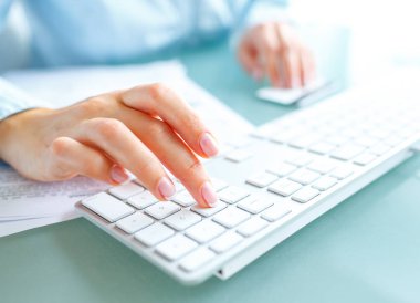 Bilgisayar ve kredi kartı kullanarak eller