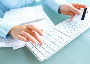 Bilgisayar ve kredi kartı kullanarak eller