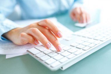 Bilgisayar ve kredi kartı kullanarak eller