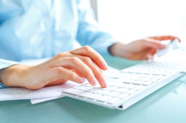 Bilgisayar ve kredi kartı kullanarak eller