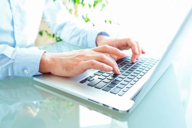 Klavyede yazarak erkekler ofis çalışanı