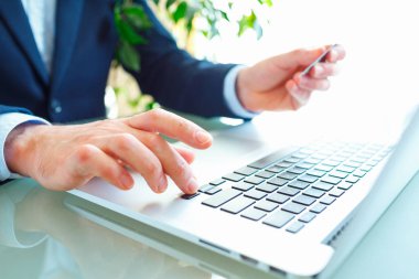 Bilgisayar ve kredi kartı kullanarak eller