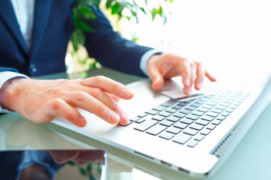 Bilgisayar ve kredi kartı kullanarak eller