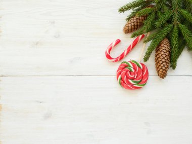 Köknar ağacı dalları ile koni ve şeker ile Noel sınır olabilir