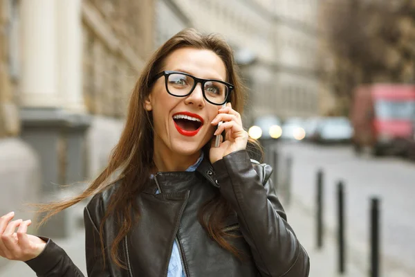 Surprised businesswoman walking down the street while talking on — Stock Photo, Image