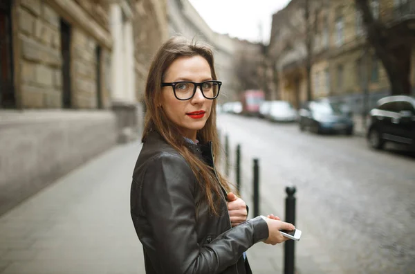 Geschäftsfrau läuft die Straße hinunter, während sie auf Smart Pho spricht — Stockfoto