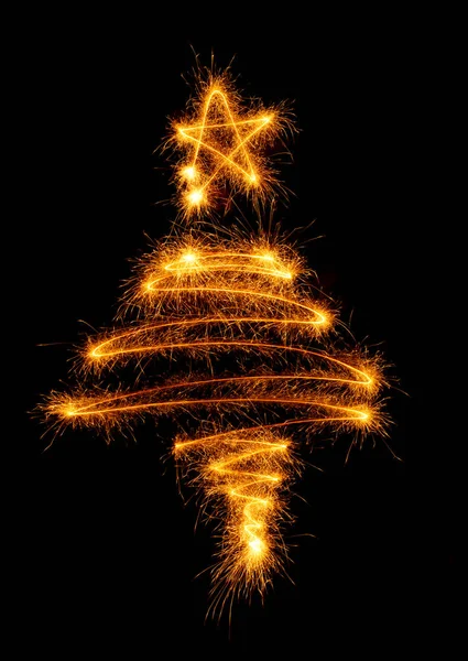 圣诞树由在一个黑色的烟火 — 图库照片