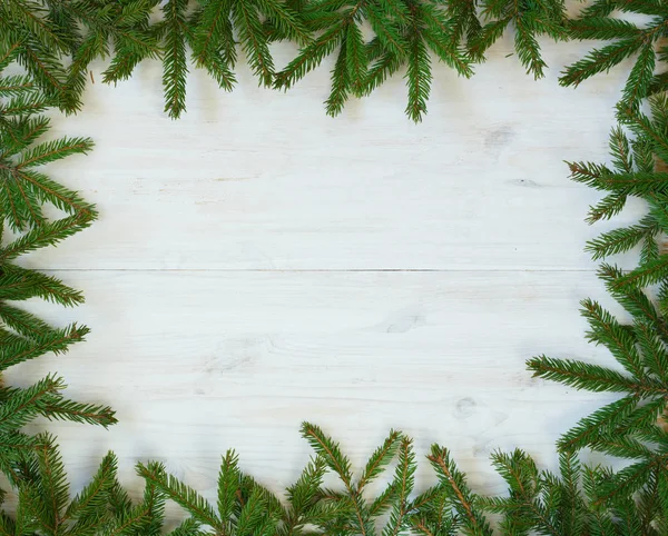 Ramos de árvore de Natal na textura de madeira branca pronto para o seu d — Fotografia de Stock