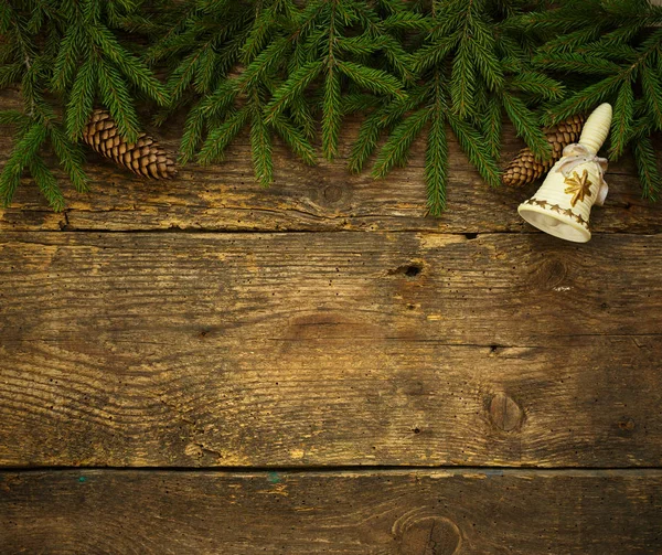 Χριστουγεννιάτικο δέντρο κλαδιά με κώνους και διακοσμήσεις Χριστουγέννων σε — Φωτογραφία Αρχείου