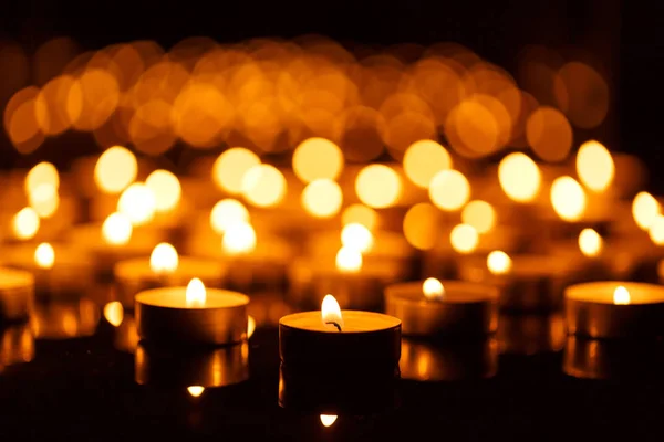 Brennende Kerzen mit geringer Schärfentiefe — Stockfoto