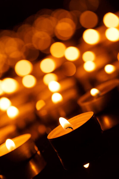 горящие свечи с неглубокой глубиной резкости
