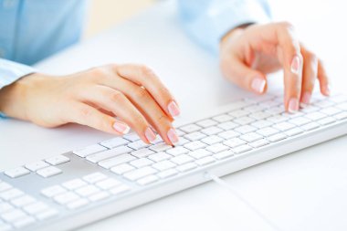 Klavyede yazarak işçisi kadın ofis