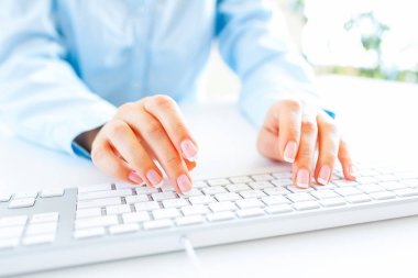 Klavyede yazarak işçisi kadın ofis