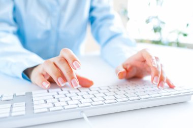Klavyede yazarak işçisi kadın ofis