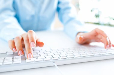 Klavyede yazarak işçisi kadın ofis