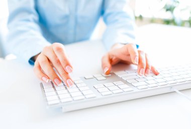 Klavyede yazarak işçisi kadın ofis