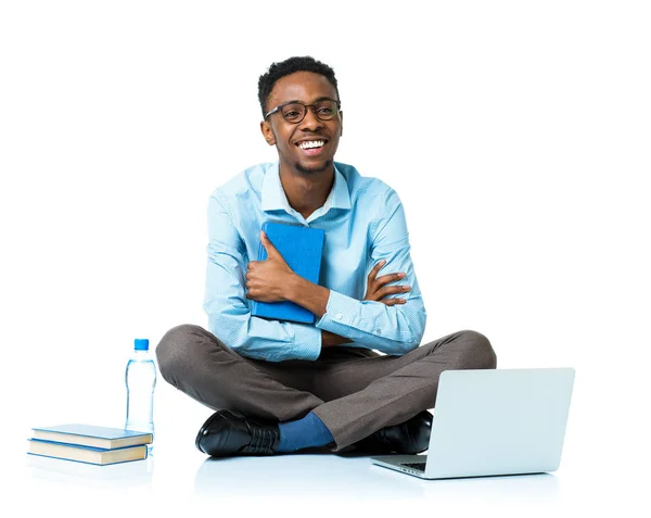 Estudante universitário americano africano feliz sentado com laptop no wh — Fotografia de Stock