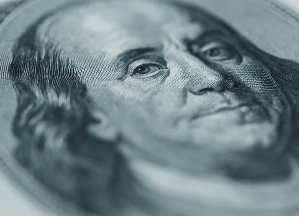 Портрет Бенджамина Франклина на стодолларовой купюре — стоковое фото