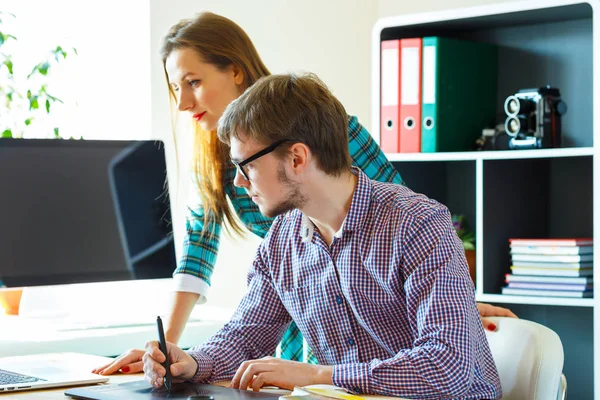 Başarılı genç kadın ve evden çalışan adam