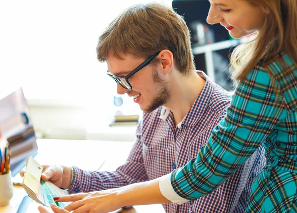 Erkek ve kadın evde bir renk boya palete ofis arıyorum