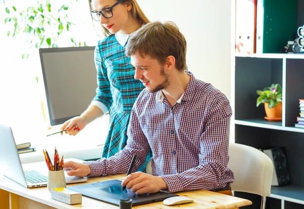 Giovane donna e uomo di successo che lavorano da casa — Foto Stock