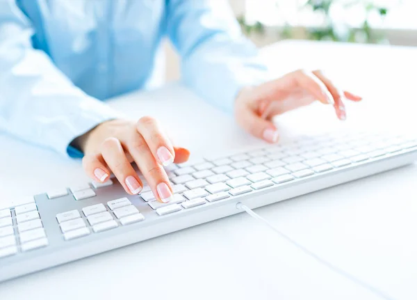 Vrouw kantoor werknemer te typen op het toetsenbord — Stockfoto