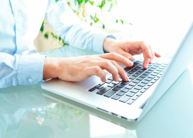 Klavyede yazarak erkekler ofis çalışanı