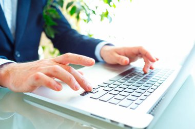 Klavyede yazarak erkekler ofis çalışanı